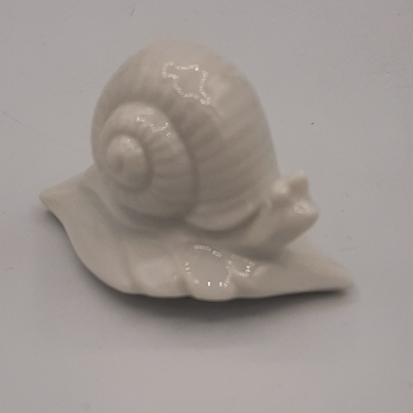 Vintage Pure White Small Porcelain Animal Figurines Japan Frog Snail Bird - Picture 4 of 7